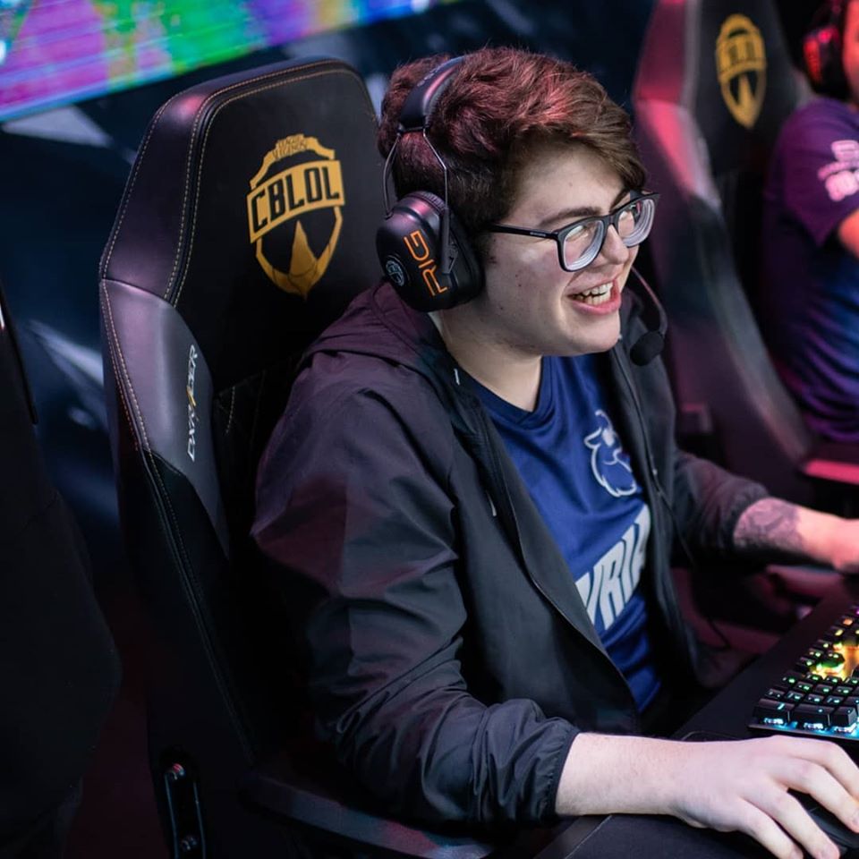 Furia esports. Drop фурия КИБЕРСПОРТСМЕН. Esports Doug фото. Esports Doug. Furia Esports female.