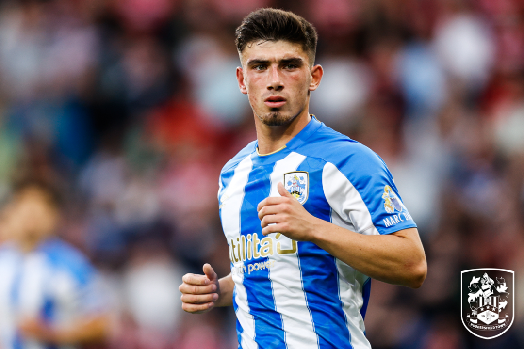Kian Harratt Kian Harratt foi suspenso e multado por fazer apostas - Foto: Divulgação/Huddersfield Town