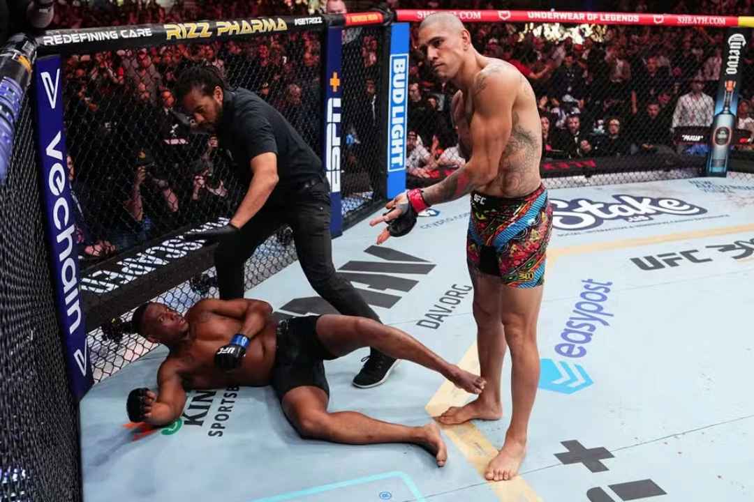 Alex Poatan Alex Poatan após nocaute em Jamahal Hill no UFC 300 - Foto: Jeff Bottari/Zuffa LLC via Getty Images