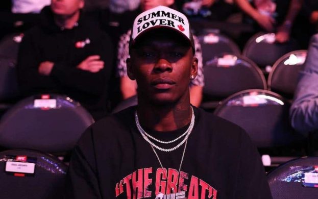 Israel Adesanya se prepara para voltar ao UFC.