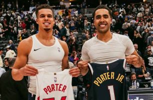 Jontey Porter ao lado de seu irmão. O jogador do Raptors é o da direita