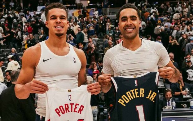 Jontey Porter ao lado de seu irmão. O jogador do Raptors é o da direita