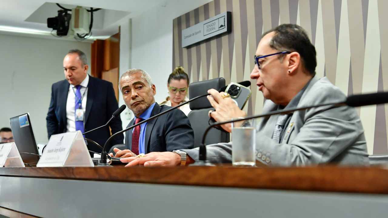 Romário e Kajuru como relator e presidente da CPI das Apostas Esportivas.