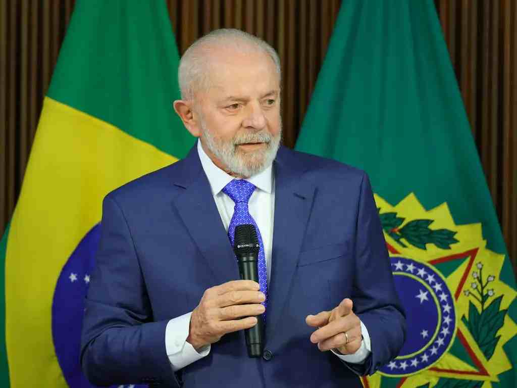 presidente-lula-sansionou-lei-apostas-online Presidente Lula segurando um microfone no Planalto.