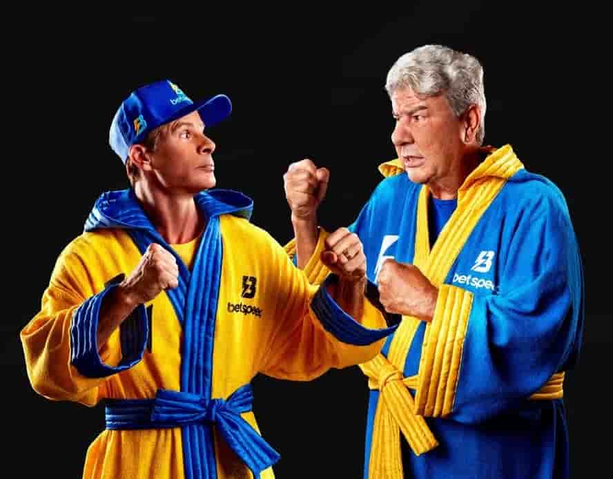 Túlio e Joel Santana simulam uma luta de boxe.